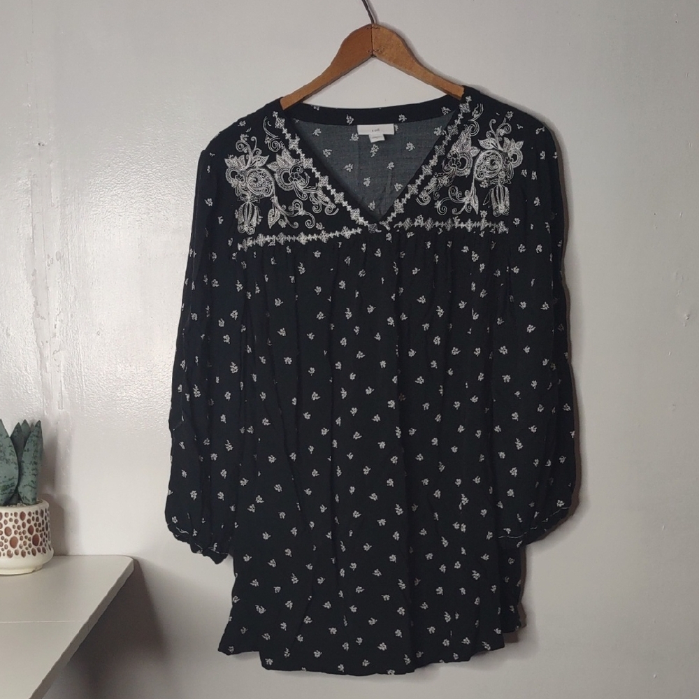 J Jill Black and White Embroidered Women's Top Medium 100% Rayon - Picture 1 of 8